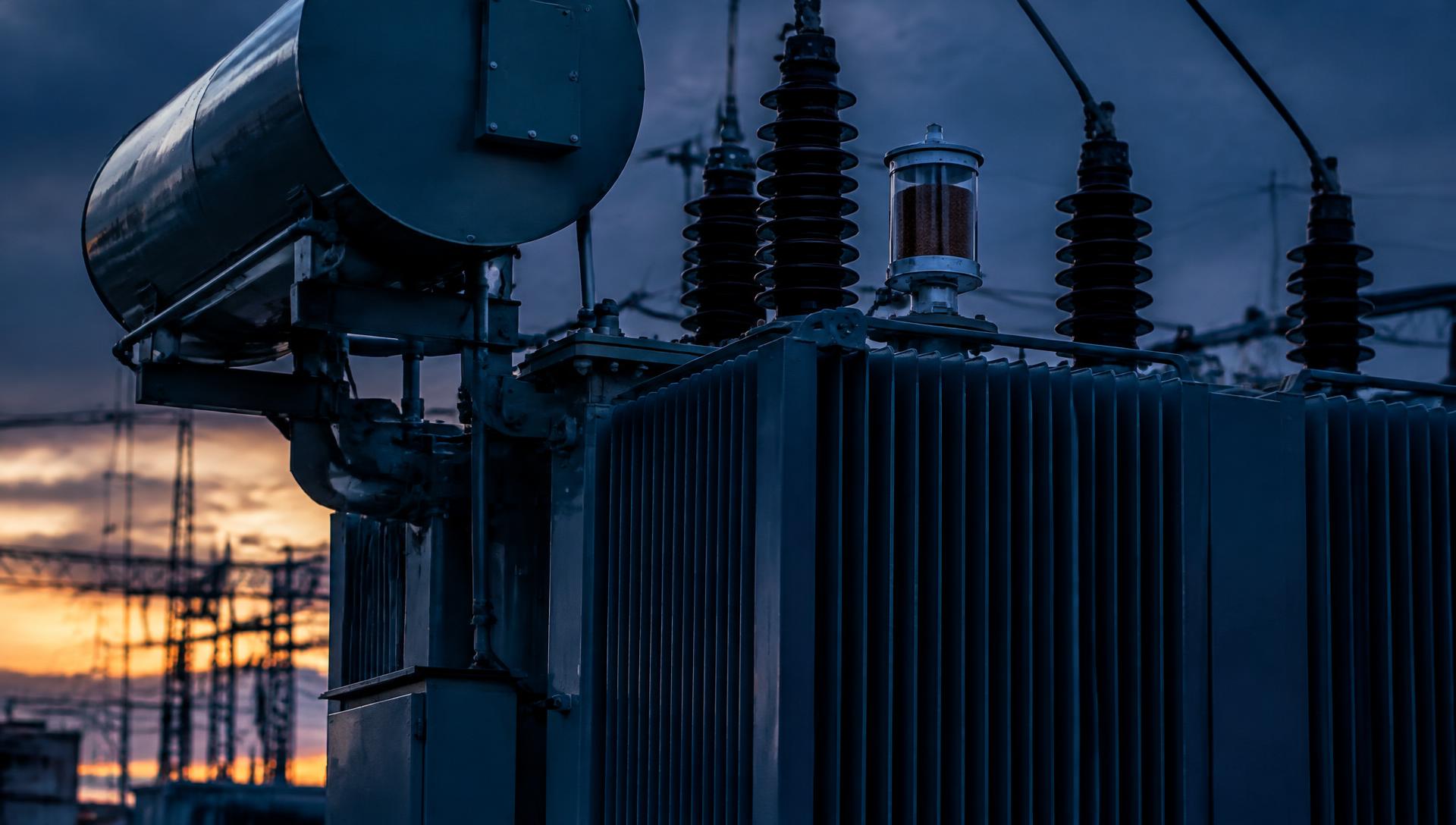 Transformator mocy z osprzętem na stacji elektroenergetycznej